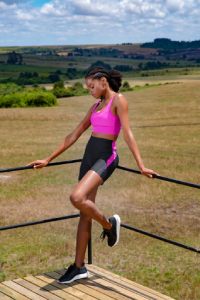 bermuda fitness feminina preta com faixa rosa
