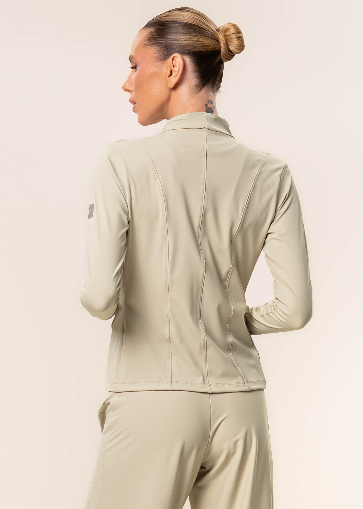 Jaqueta Fit Com Recortes Neutral Vivame - Imagem 2 - Mobile