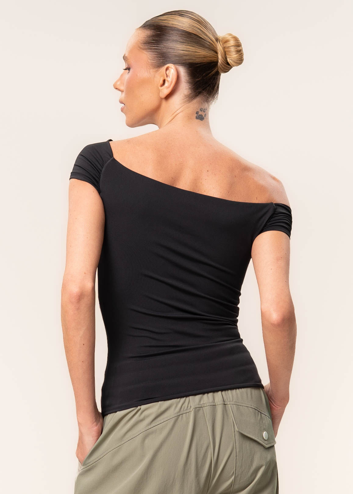 Blusa Assimétrica Trend Contour Preto - Imagem 2