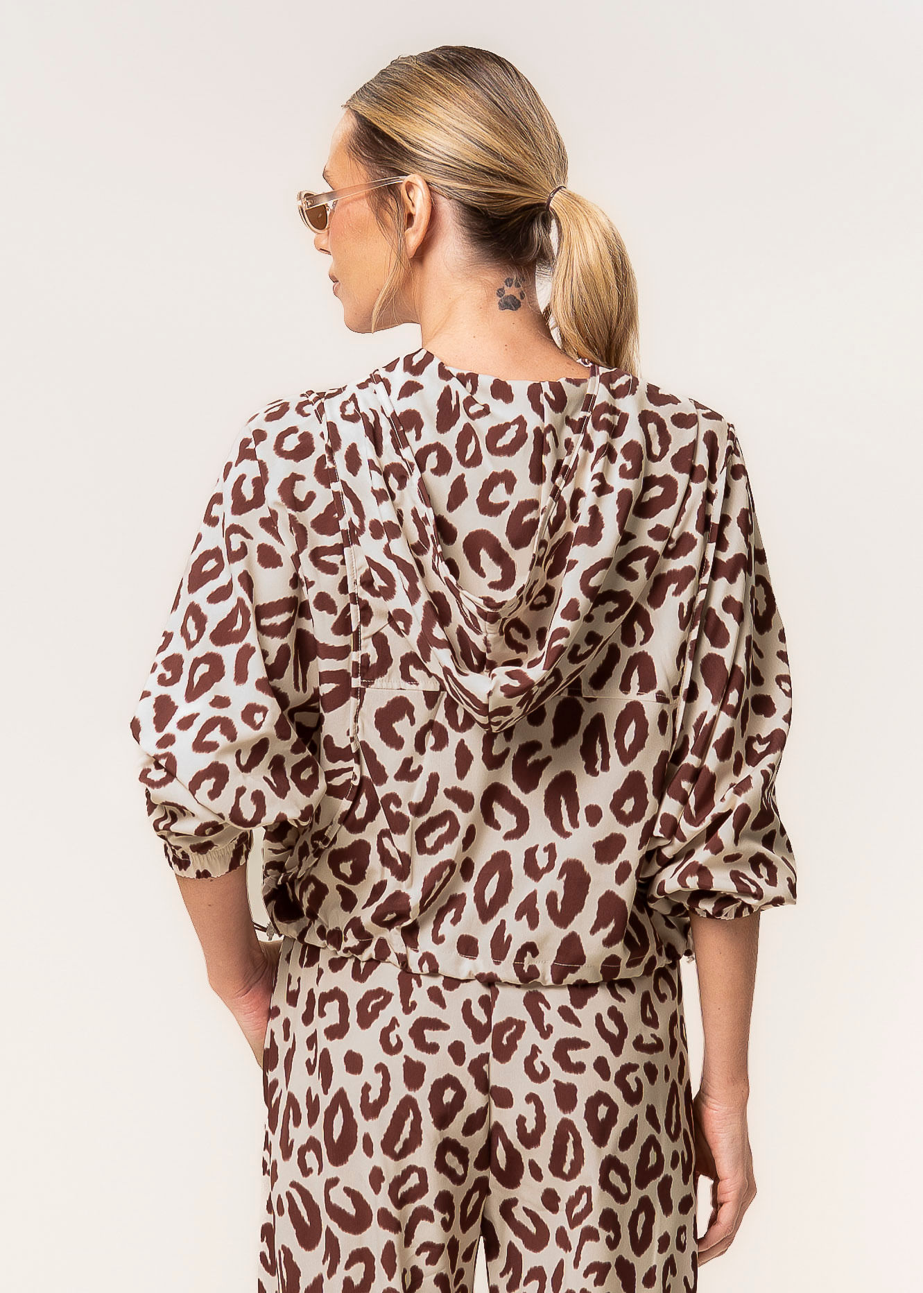 Jaqueta Crop Corta Vento Estampada Wild Vivame Marrom - Imagem 2