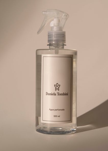 Água Perfumada Para Roupas Daniela Tombini 500ml Branco - Imagem 1